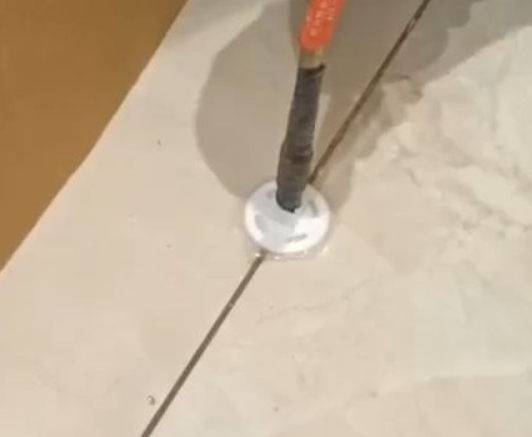 同安瓷砖空鼓维修公司专业解答瓷砖在铺贴过程中，如果没有涂抹均匀到位的粘结材料（如水泥砂浆或瓷砖胶），可能会导致以下问题